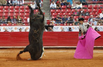 El torero mexicano Sergio Flores lidia su primer toro de la tarde, 'Comadroso', de 508 kilogramos, durante la corrida número 15 de la temporada grande en la Plaza de Toros de México.