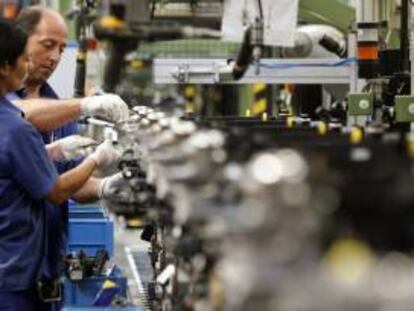 Unos operarios trabaja en la factoría Ford de Almussafes (Valencia). EFE/Archivo