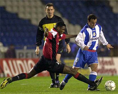 Fran supera a Harold Lozano en un momento del partido.