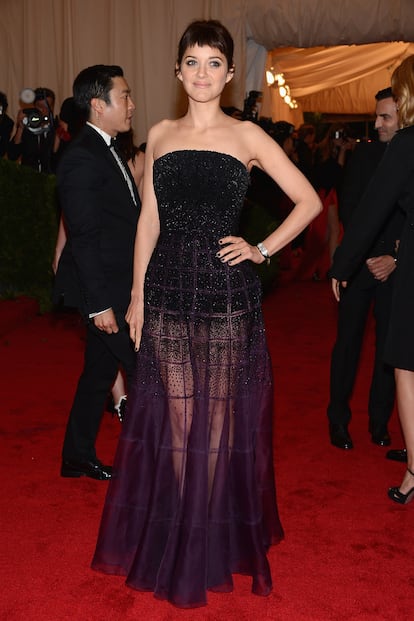 Marion Cotillard ha apostado por un vestido de Dior formado por cuerpo de pedrería y falda transparente.