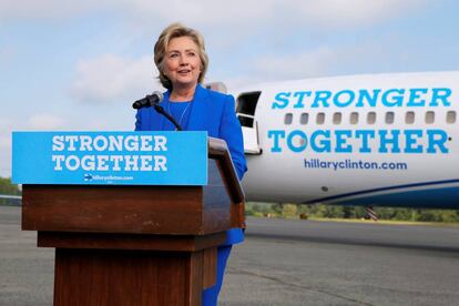 Hillary Clinton ofrece una rueda de prensa antes de embarcar en Nueva York.