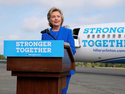 Hillary Clinton ofrece una rueda de prensa antes de embarcar en Nueva York. 