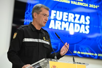 El general jefe de la UME, Francisco Javier Marcos, durante la rueda de prensa ofrecida tras la reunión del comité de crisis para el seguimiento de los efectos de la dana, este sábado, en Madrid.