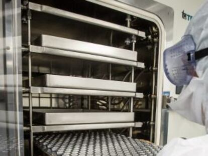 Trabajadora de la unidad de Farmacia Hospitalaria del hospital Virgen de las Nieves de Granada