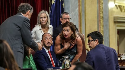 La presidenta del Congreso, Francina Armengol, con los miembros de la Mesa en la investidura de Feijóo en septiembre.