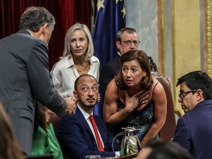 La presidenta del Congreso, Francina Armengol, con los miembros de la Mesa en la investidura de Feijóo en septiembre.