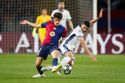 Pau Cubarsí pelea un balón con Mehdi Taremi en la ida entre Barça e Inter. 
