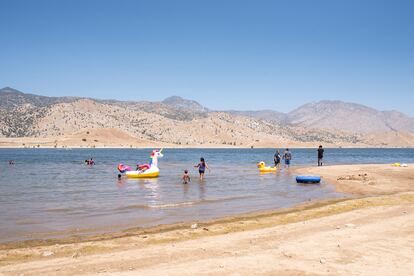 El lago Isabella, en el
condado de Kern, al pie de
Sierra Nevada (California).
