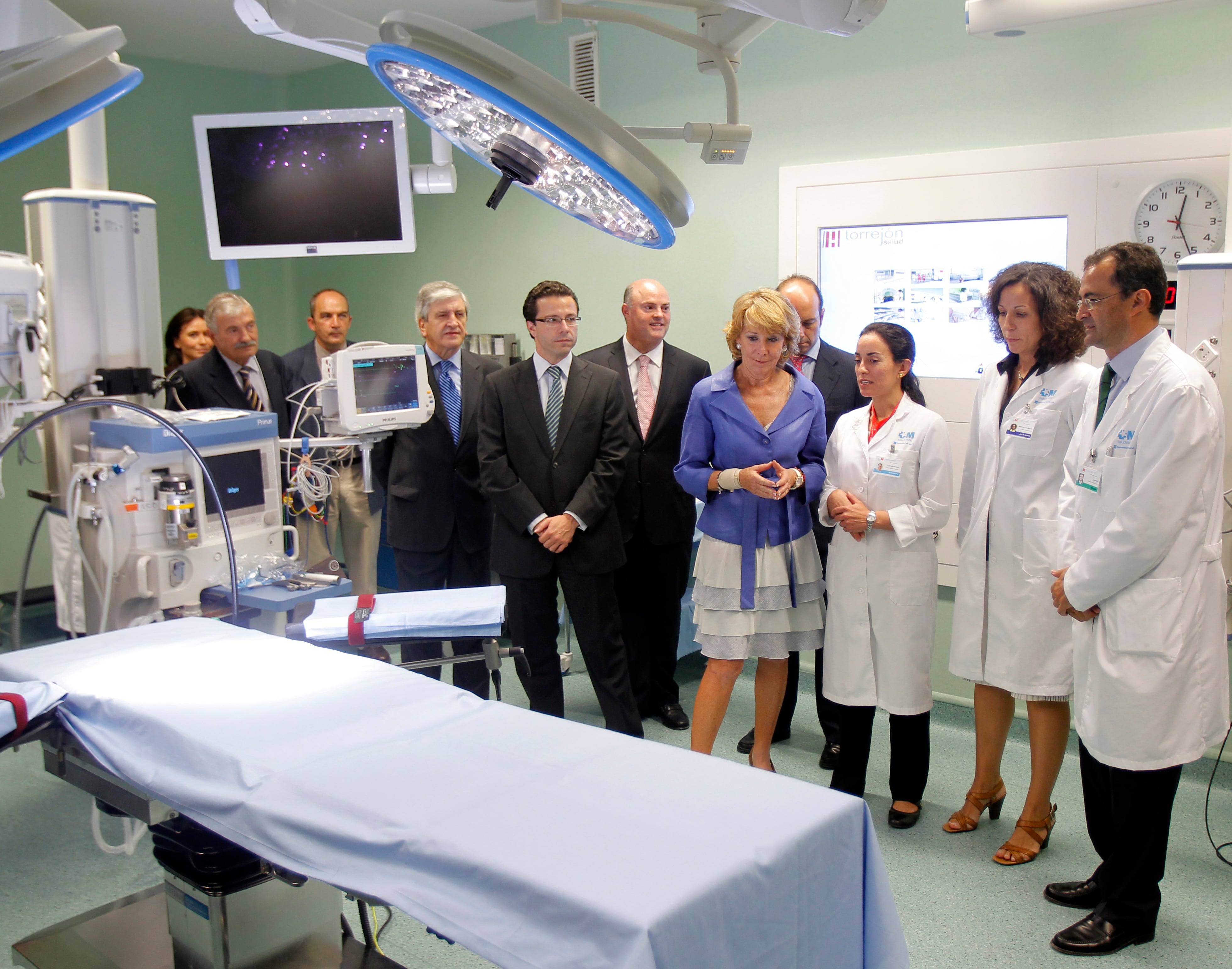 Esperanza Aguirre acompañada de Javier Fernández-Lasquetty, durante la inauguración del hospital de Torrejón de Ardoz en 2011.