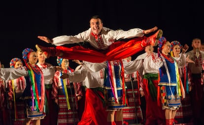 La impresionante y acrobática danza de los cosacos de Zaporiyia, la región ucrania alrededor del río Dniéper, puede bailarse también por parejas o grupos de hombres y mujeres, siempre que sean capaces de realizar unos saltos y acrobacias asombrosos. El hopak se considera la danza nacional del país y quizá lo más vistoso de una actuación sea observar a los bailarines moviendo las piernas a gran velocidad en cuclillas, en el final de la representación (de hecho, el nombre de esta danza procede del verbo ‘hopaty’, que significa saltar, y la exclamación “hop!”, que se realiza durante el baile). Lamentablemente, la actual <a href="https://elpais.com/noticias/ofensiva-rusia-ucrania/#?rel=arch" target="_blank">guerra en el país</a> por la invasión rusa imposibilita presenciar el hopak en un teatro del país.