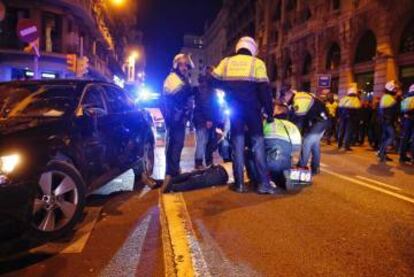 La Guàrdia Urbana atén a un conductor de Cabify.