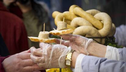 Pintxos de botifarra d'ou amb pa.