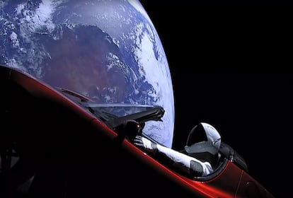 Imagen tomada del vídeo en directo desde el SpaceX del modelo Tesla Roadster, un deportivo eléctrico de casi 1.000 kilómetros de autonomía que ha sido lanzado desde el interior del cohete Falcon Heavy. Varias cámaras dentro del coche han grabado el despegue. El cohete portaba en su compartimento de carga el coche eléctrico.