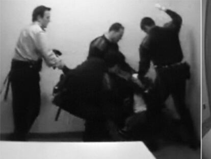 Dos instantes de la agresión de cuatro agentes de los Mossos d'Esquadra a un detenido, en la sala de cacheos de la comisaría de Les Corts.