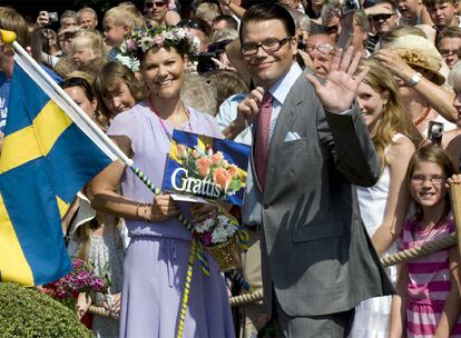 La princesa Victoria de Suecia ha celebrado su 32 cumpleaños con su prometido, Daniel Westling, y sus padres en el castillo de Solliden. Siguiendo la costumbre, los ciudadanos que se han acercado para felicitar a Victoria le han cantado el <i>cumpleaños féliz</i> y le han obsequiado con varios regalos, entre ellos una corona que la princesa no ha dudado en ponerse.