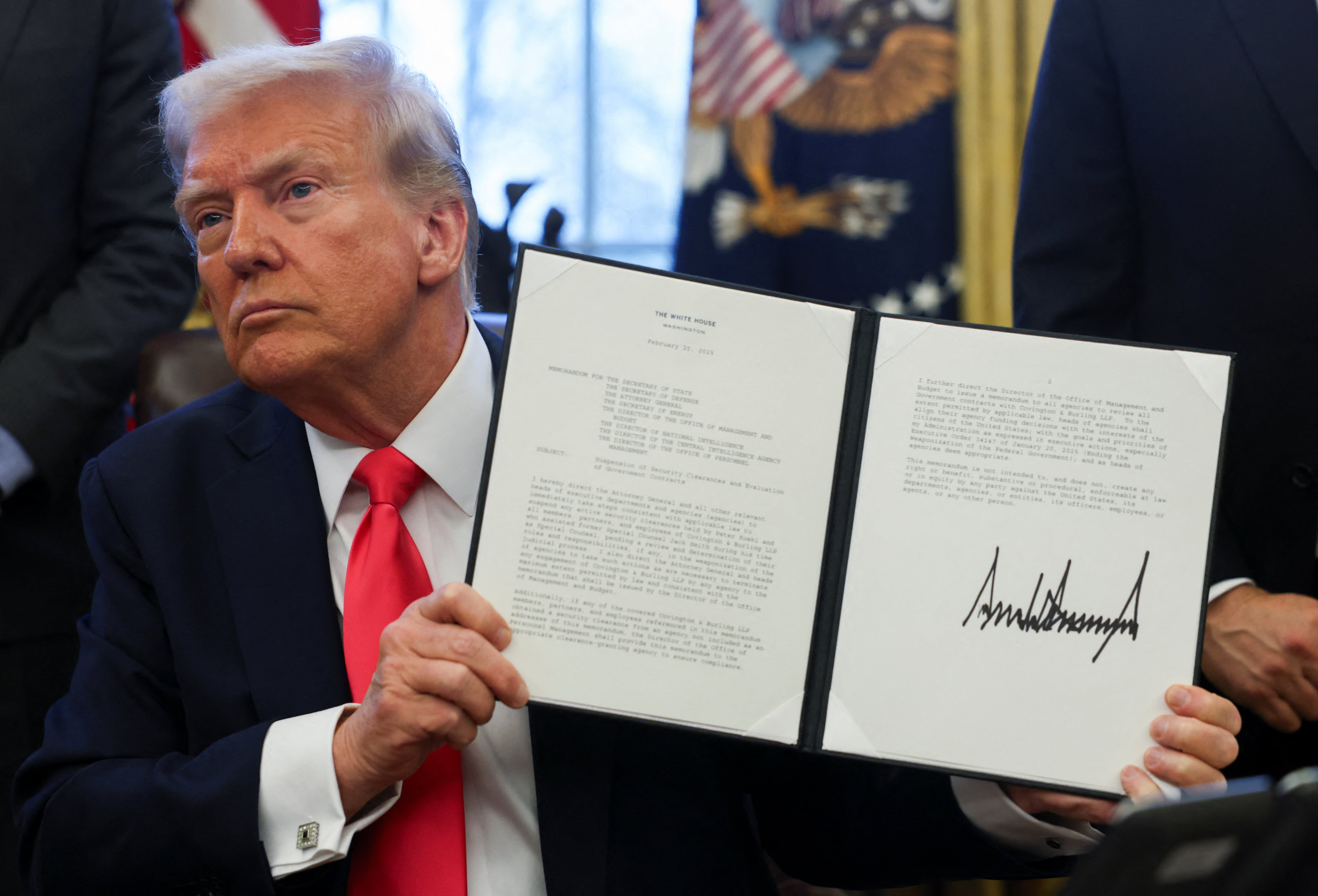 Un juez federal bloquea la orden de Trump que canceló el programa de admisión de refugiados
