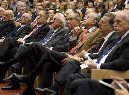 De derecha a izquierda, Ricard Fornesa, Javier Godó, Isidre Fainé, Leopoldo Rodés, Jordi Mercader, Salvador Gabarró, Miquel Puig y Josep Oliu, en el acto que se celebró ayer en la escuela de negocios IESE.