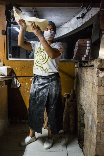 Margarete, 37 anos, é pizzaiola. Aprendeu a fazer pizza num restaurante italiano e agora trabalha nesta pequena pizzaria em Stella Maris. "Logo que começou o corona os negócios caíram muito, mas agora, felizmente, estamos trabalhando bastante com entrega/delivery. Perdemos mais ou menos uns 30% dos negócios."