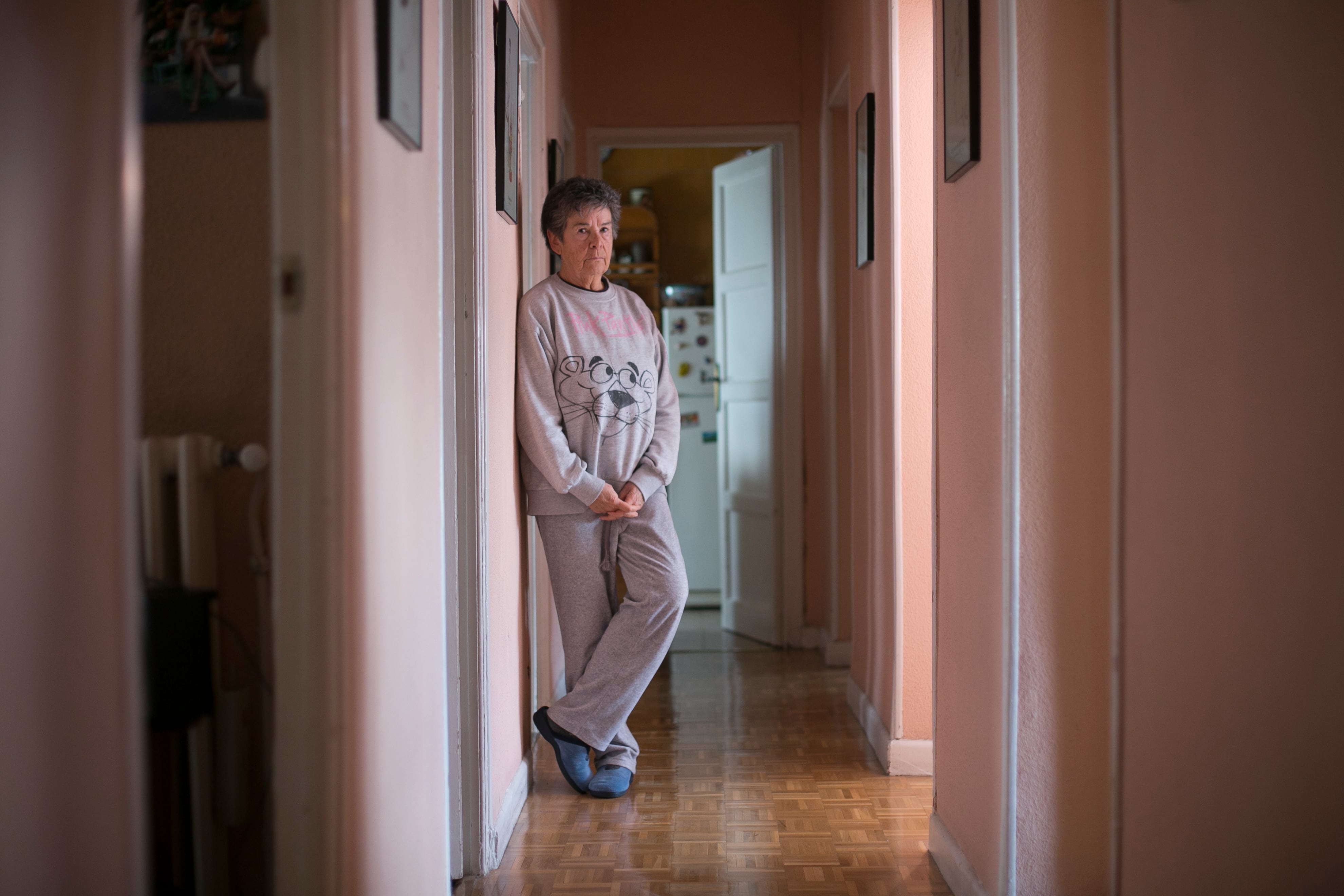 Mari Carmen Abascal, pendiente de un desahucio en su vivienda en Sainz de Baranda, Madrid, retratada el 21 de mayo de 2024.