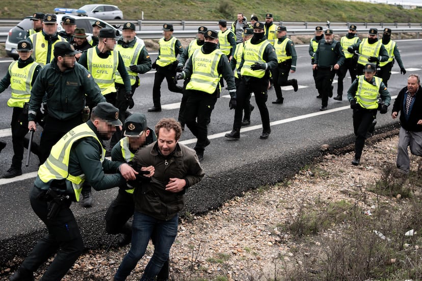 La protesta de los agricultores se desborda con el bloqueo de centros ...