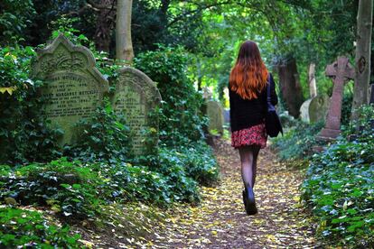 Paseo por el cementerio de Highgate, en Londres. 