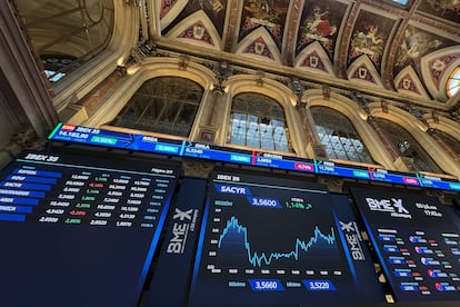 MADRID, 03/07/2025.- El IBEX 35, índice de referencia del mercado nacional, ha subido este jueves un 0,98 %, con lo que se acerca al nivel de los 14.200 puntos, tras la publicación del dato de empleo en Estados Unidos (EE.UU.), que ha sido mejor de lo esperado, e impulsado por la banca. La Bolsa española, que ha liderado las ganancias en Europa, ha sumado 138,3 puntos hasta los 14.182,9 enteros. En el año, el IBEX 35 se revaloriza un 22,32 %. EFE/ Altea Tejido