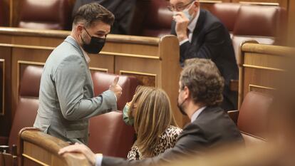 El portavoz parlamentario de ERC, Gabriel Rufián, pasa junto a diputados de Vox en el Congreso, el pasado mayo.