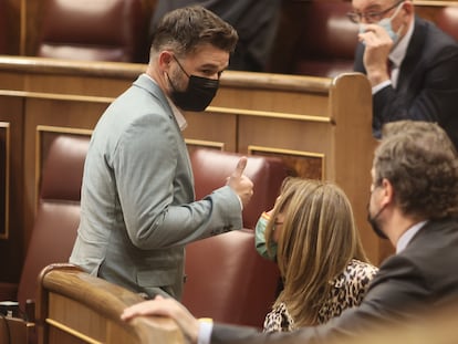 El portavoz parlamentario de ERC, Gabriel Rufián, pasa junto a diputados de Vox en el Congreso, el pasado mayo.