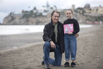 Miara López, de nueve años, y su abuelo, Antonio Montoro, publican ‘El secuestro de la voz de Mía’.