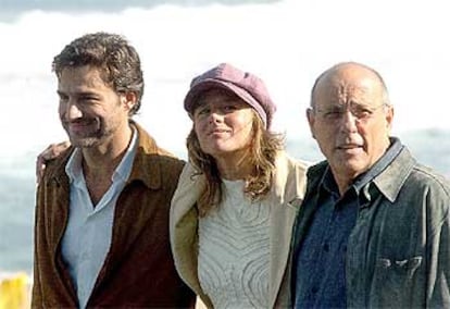 Manolo Matji posa junto a Alberto San Juan y Enma Suárez, tras presentar su película en San Sebastián.