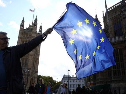 Un partidario de la UE agita una bandera durante una manifestación en en Londres, mientras el Parlamento sesiona un sábado por primera vez desde la Guerra de las Malvinas de 1982, para discutir sobre el Brexit.