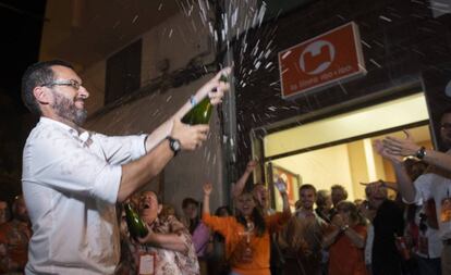 El candidato de La Línea 100x100 celebra su victoria la noche del pasado 26-M-