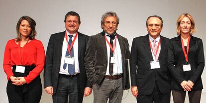 Can Dündar, en el centro, junto a los ponentes de la asamblea general de la Asociación de Medios de Información, el martes en Madrid.