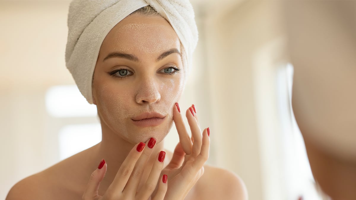 5 exfoliantes superventas para preparar la piel antes del bronceado 