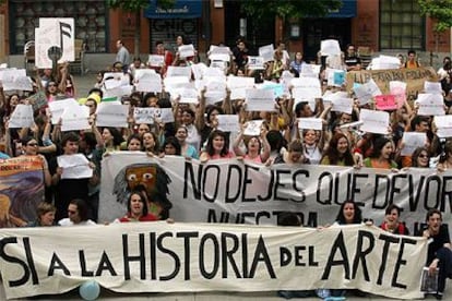 Concentración de alumnos y docentes ante el Museo Reina Sofía en apoyo de la carrera de Historia del Arte.