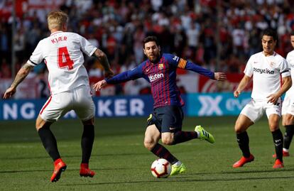 Leo Messi, autor del gol del Barcelona, dispara ante Kjaer.