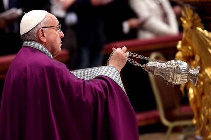 El papa Francisco preside la Celebraci&oacute;n Penitencial en la bas&iacute;lica de San Pedro, el 9 de marzo pasado. 