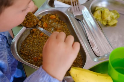 Un alumno come un plato de lentejas dentro del proyecto de Ecocomedores de Canarias.