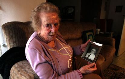 Josefina Garc&iacute;a muestra una fotograf&iacute;a de su padre, Mariano, con el que se exili&oacute; en M&eacute;xico tras la Guerra Civil. 