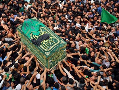 Devotos chiíes portan el féretro simbólico del imán, Musa al Kazem, en Bagdad (Irak).