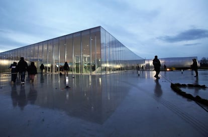 El pasado 4 de diciembre abrió en la localidad de Lens, al norte de Francia, una nueva sede del museo del Louvre. El proyecto arquitectónico lo firma el estudio japonés SANAA, de Kazuyo Sejima y Ryue Nishizawa, autores del New Museum de Nueva York y Premio Pritzker de Arquitectura 2010. Más información en www.louvrelens.fr.