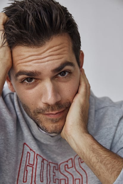 El actor luce sudadera Guess. En las cejas, Le Stylo Sourcils no 206 Deep Brown.