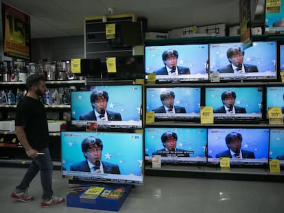 Rueda de prensa de Carles Puigdemont tras huir a Bruselas, en los televisores de una tienda de electrodomésticos de Barcelona.