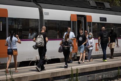 Usuarios del servicio de Rodalies de Renfe en la estacion de L'Hospitalet de Llobregat.