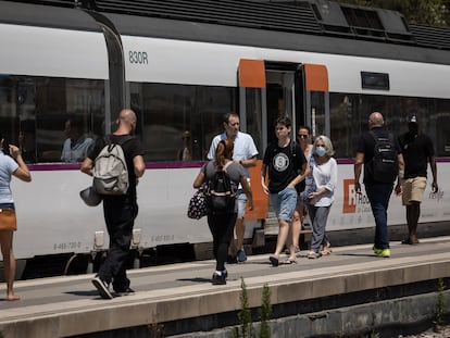 Usuarios del servicio de Rodalies de Renfe en la estacion de L'Hospitalet de Llobregat.