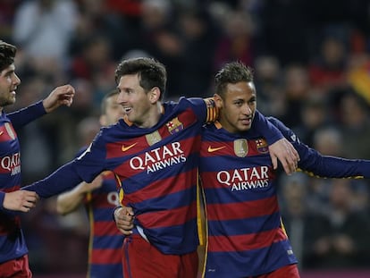 Messi abraza a Neymar y Sergi Roberto.