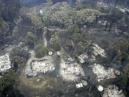 Imagen aérea de varias casas quemadas en Kinglake, al noreste de Melbourne.