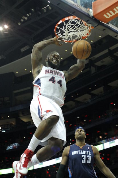 Ivan Johnson, de Atlanta Hawks, durante el partido ante Charlotte Bobcats