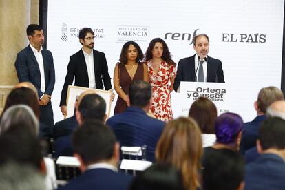 El premio a la mejor historia o investigación periodística ha sido para la investigación sobre la pederastia en el seno de la Iglesia Católica española, publicada en el diario EL PAÍS. En la imagen, de izquierda a derecha: Daniel Verdú, Julio Núñez, Paola Nagovich, Lucía Foraster e Íñigo Domínguez; ganadores del premio. Íñigo Domínguez, que ha liderado este equipo de investigación, ha agradecido así el reconocimiento: “Haber conseguido que este escándalo saliera a la luz ha sido un orgullo”. "Una de las aspiraciones más nobles de este oficio, que a veces te hace escéptico, cínico, descreído, te desilusiona, es hacer un mundo mejor. A veces llega a ocurrir, y compensa todo", ha añadido.