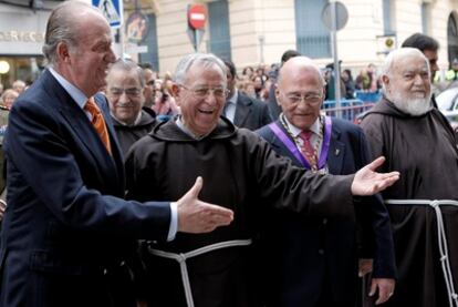 El rey Juan Carlos visita la talla del Cristo de Medinaceli el primer viernes de marzo, como es tradición en la Familia Real, después de seis años de ausencia.